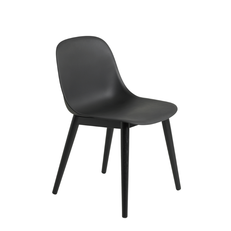 Muuto fiber side chair zwart houten onderstel