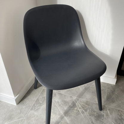 Muuto fiber side chair zwart houten onderstel